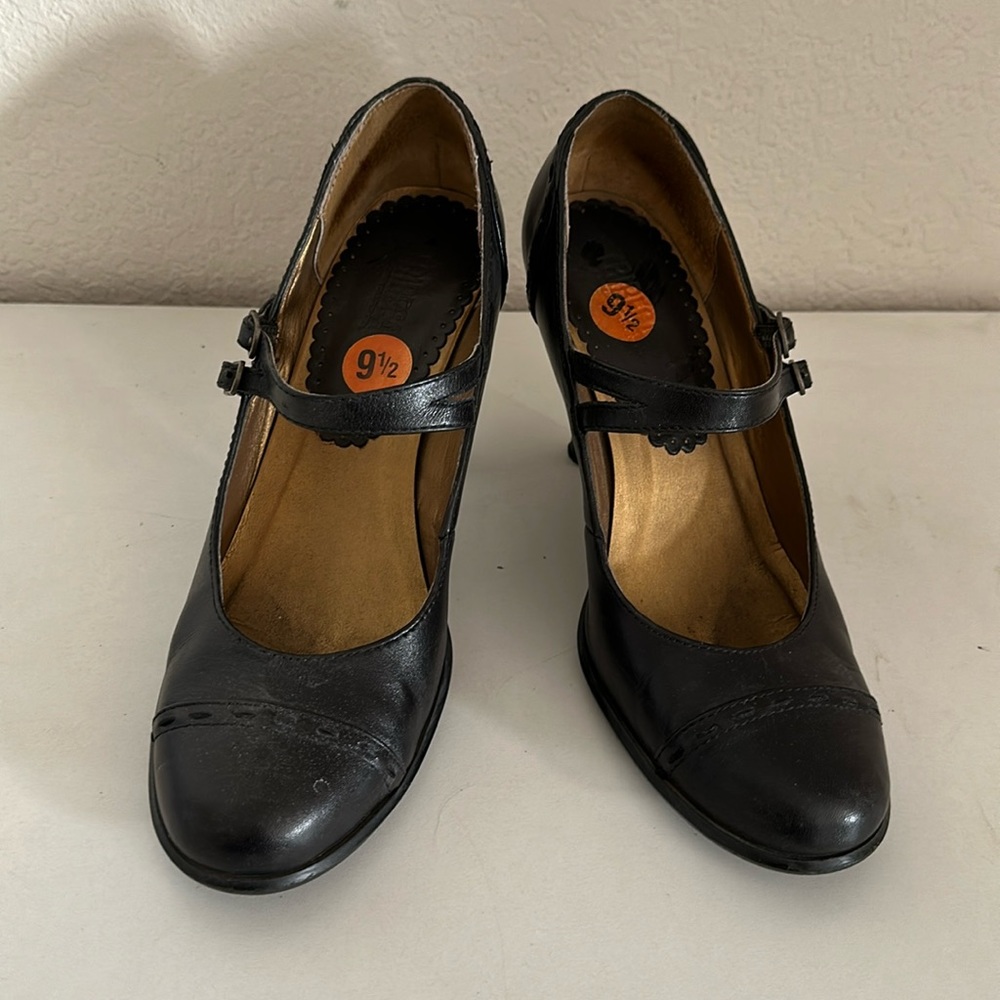 Women’s 9.5 Tribeca, black, genuine leather shoes. In very good condition.